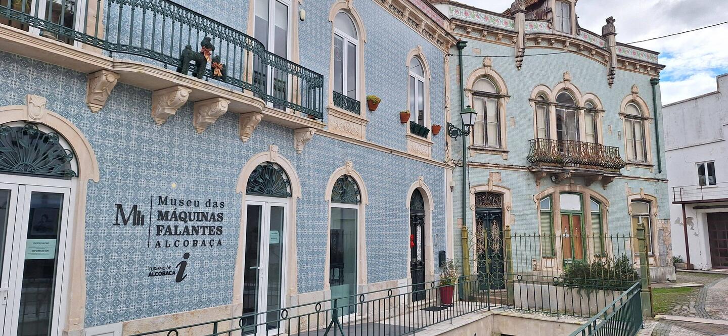 Die alten Fliesen an den Häusern sehen echt schön aus.