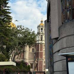 Seitenansicht aussen. Hier sieht mann, dass die Kirche tatsächlich schief (gekippt) ist.