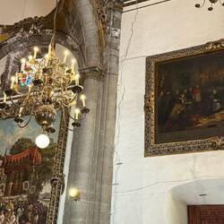 In der Kirche sind die Risse des Erdbebens deutlich zu sehen. Rechts...