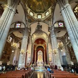 Der Umstand, dass die Kirche beim Erdbeben stehen blieb wird als weiteres Wunder angesehen.