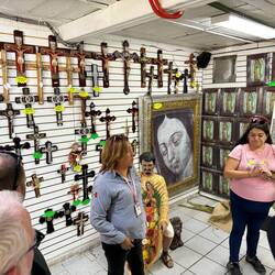 In einem dieser Shops bekamen wir die Einführung in die Welt der "Virgen de Guadalupe"