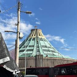 Das ist die moderne Basilika. Umzingelt von unzähligen Devotionalienshops und dem pulsierenden Leben