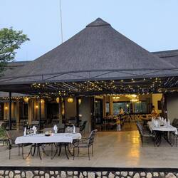 Unser Tisch wartet auf uns 🍽️🍷