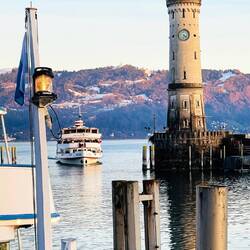Escena navideña con barcos en el lago.