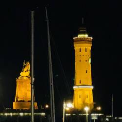 Faro parpadeante guía al mercado navideño.