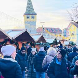 Gente es lo que sobra en este Mercado navideño