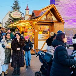 Cabañas de madera junto al lago Constanza, luces parpadeantes.