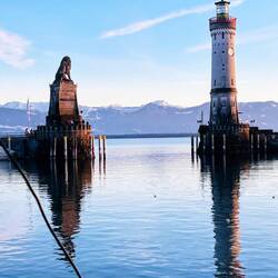 Faro y leones bávaros custodian el mercado navideño.