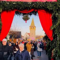 La entrada principal del Mercado navideño