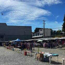 riesengroßer Flohmarkt