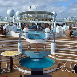 Das Pooldeck belebt sich langsam