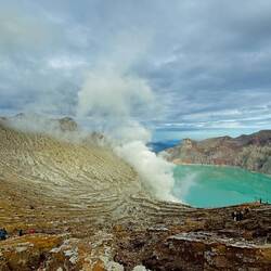 The most acidic lake in the world with a pH comparable to a car battery acid