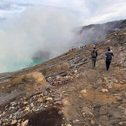 Lilz and Rouf walking along the edge of the Ijen crater
