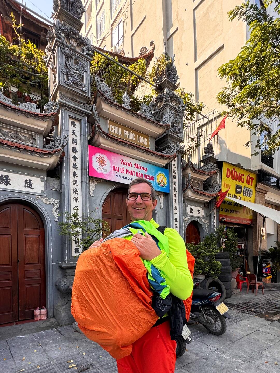 Joe trägt als Kavalier auch meinen Koffer