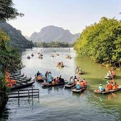 Ablegen zur Bootsfahrt durch Trang An. Man ist nicht alleine 😂