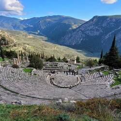Blick über das Theater von Delphi