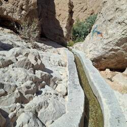 Faladsch (Falaj) nennt man hier die vielerorts anzutreffenden Bewässerungsräben.