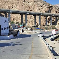 Taleingang des Wadi Shab, dominiert von der hübschen Autobahnbrücke. 😉