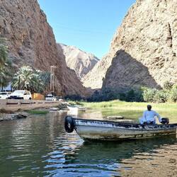 Das Übersetzen zum Wanderweg erfolgt mit kleinen Booten
