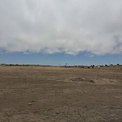 Vor/hinter Swakop scheint die Sonne