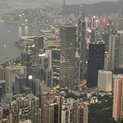 In der Dämmerung entfaltet die Stadt ihren besonderen Reiz ...