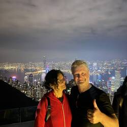 Blick vom Victoria Peak auf die abendliche Metropole