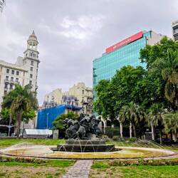 ... gleich neben dem Hotel der Plaza Juan Pedro Fabini mit dem Monumento a "El Entrevero"