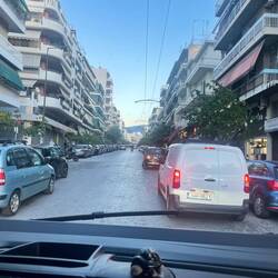 auch in Athen wir einfach in zweiter Reihe geparkt,Warnblinker und gut is🤣🤣