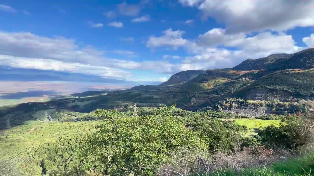 Man sieht von oben wie der Wasserdampf der Thermopylen aufsteigt☺️😍und links die Stadt Lamia🇬🇷