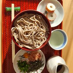 Izumo soba juste incroyable. Les petites roues sont du poisson volant.