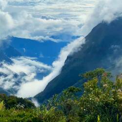 Aufwachen zwischen Nebel und Bergen