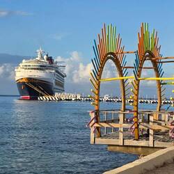 Im Hintergrund die Disney Magic, aber schon im nächsten Terminal