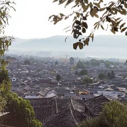 Früh am Morgen: Abreise aus Lijiang. Fläche Altstadt 8km2