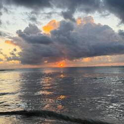 ... Ja immer, immer wieder geht die Sonne auf / Denn Dunkelheit für immer gibt es nicht".