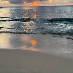 "Denn immer, immer wieder geht die Sonne auf / Und wieder bringt ein Tag für uns ein Licht...