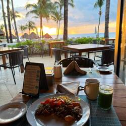 Ich sag mal: Frühstücksplatz im Morgenrot unter Palmen. ...muss man nicht, aber kann man(n) 😁