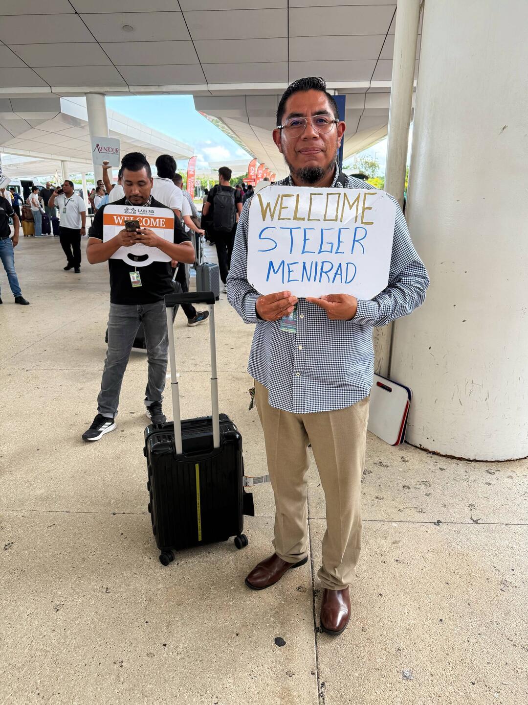 Cancun! Sommer, Sonne & Edgar mit traditionellem "Welcome". Wer findet den Fehler?