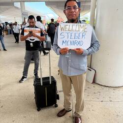 Cancun! Sommer, Sonne & Edgar mit traditionellem "Welcome". Wer findet den Fehler?