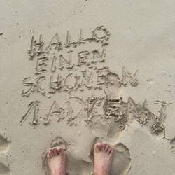 "Wir sagen euch an den lieben Advent. Sehet die erste Kerze brennt. Wir sagen euch an..."