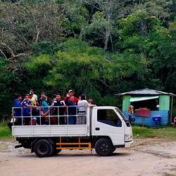 Mit so einem Collectivo sind wir die schlechte Straße zum See gefahren