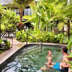Pools mit Wasser aus den heissen Quellen