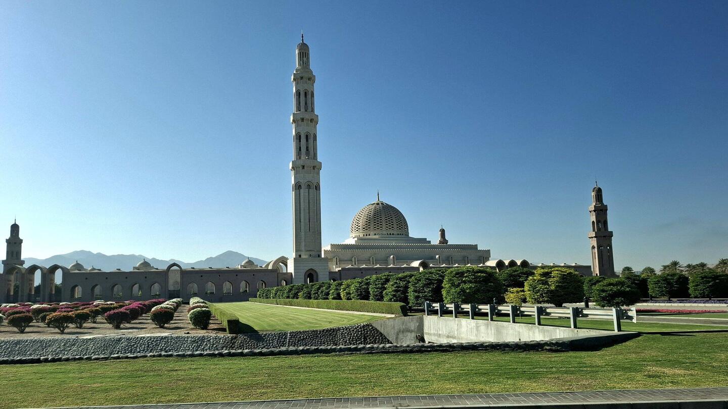 Die Sultan-Qabus-Moschee fasst im Inneren 6.500 Menscen. Das Haupt-Minarett ist 91,5 m hoch.