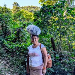 Wir gehen shoppen. Madame kommt vom shoppen. 5 kg auf dem Kopf, null Problemo