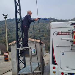 Wenn das Podest nicht reicht, benutzt man das Geländer (Geländer schützt vor Absturz)