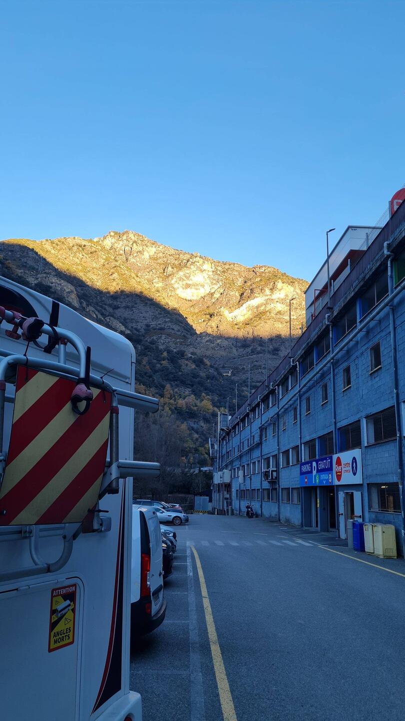 9 Uhr: Der Berg leuchtet von der Sonne während wir bei -2°C noch am River Center stehen