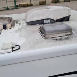 So sieht ein Wohnmobildach aus, wenn es 8 Monate nicht geputzt wird