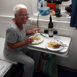 Abfahrt, Zeit für uns, in der Kabine zu essen und einen Wein zu trinken