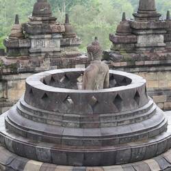 Buddhastatue in geöffneter Stupa / Buddha statue in open Stupa