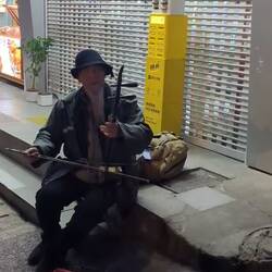 Als ich an ihm vorbeiging, begann er plötzlich Bruder Jakob zu spielen (ich habe mitgesungen)