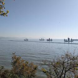 Auf dem See wimmelte es von Nachbauten klassischer chinesischer Schiffe